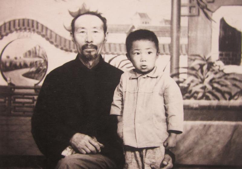 何立宁的作品-1984年与祖父何全文合影