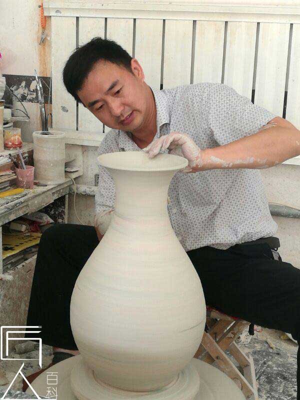 陶瓷拉坯成型师胡国寿：通过双手的拿捏表达内心世界