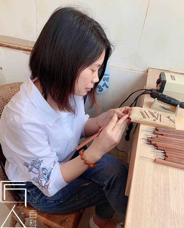轻巧之物刻画世间万象，核雕李长莉