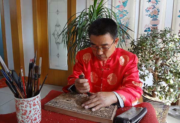 世代都在从事木板年画手艺的工艺大师，杨乃东