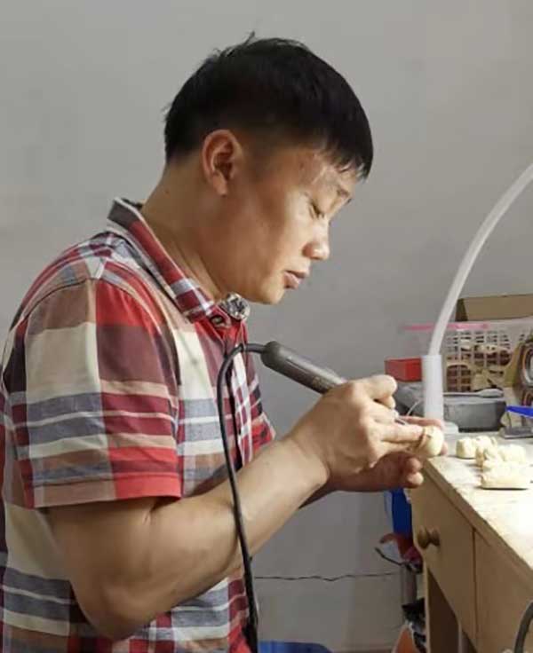艺术值1011向ta提问黄金惠,1973年出生于湖南省,猛犸雕刻师,中级技师