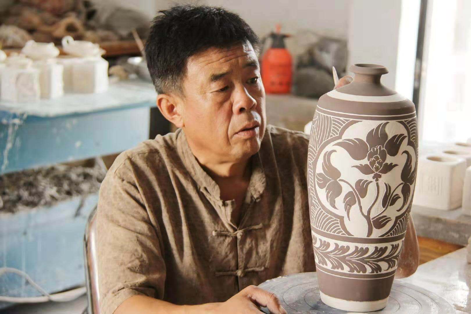 再现西夏瓷器之美--记陶瓷艺术家李五奎