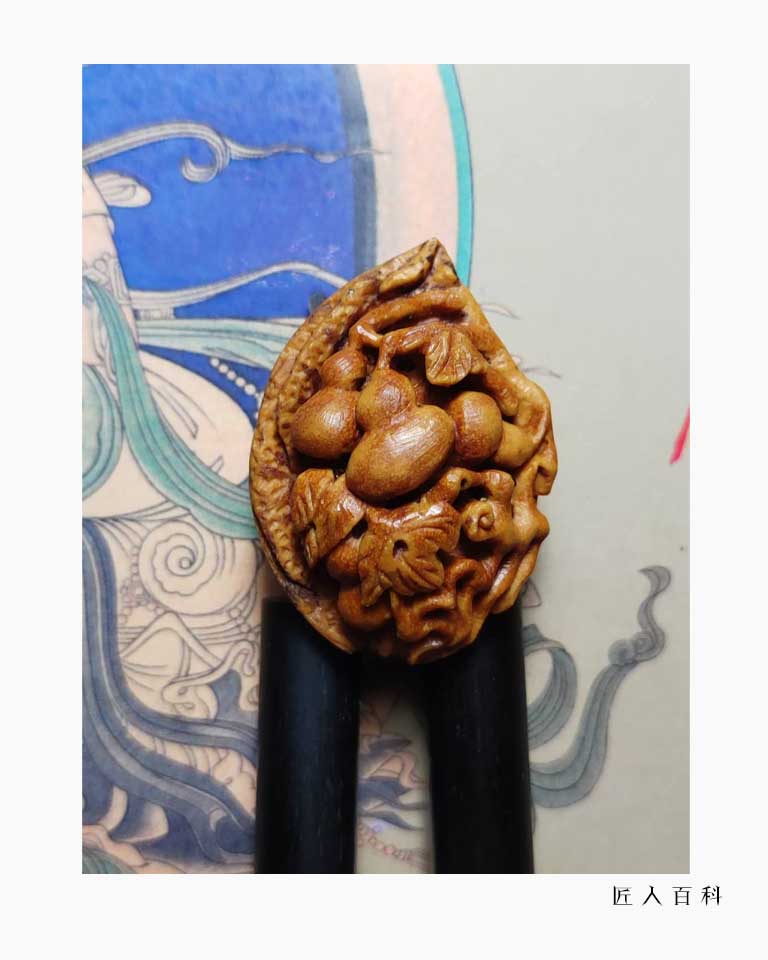 偶然的一次机会接触到陕西桃核雕刻工艺美术大师赵秉科先生.