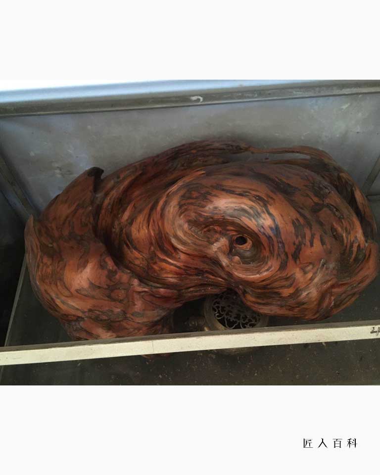 色如琥珀疑聚千年植物精华,永久散发着沉香的味道,贝有中华五千年木