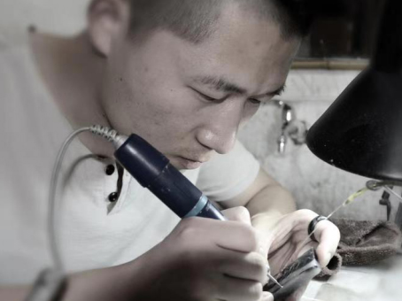 砣笔玉纸，一见倾心——记青年玉雕人王川