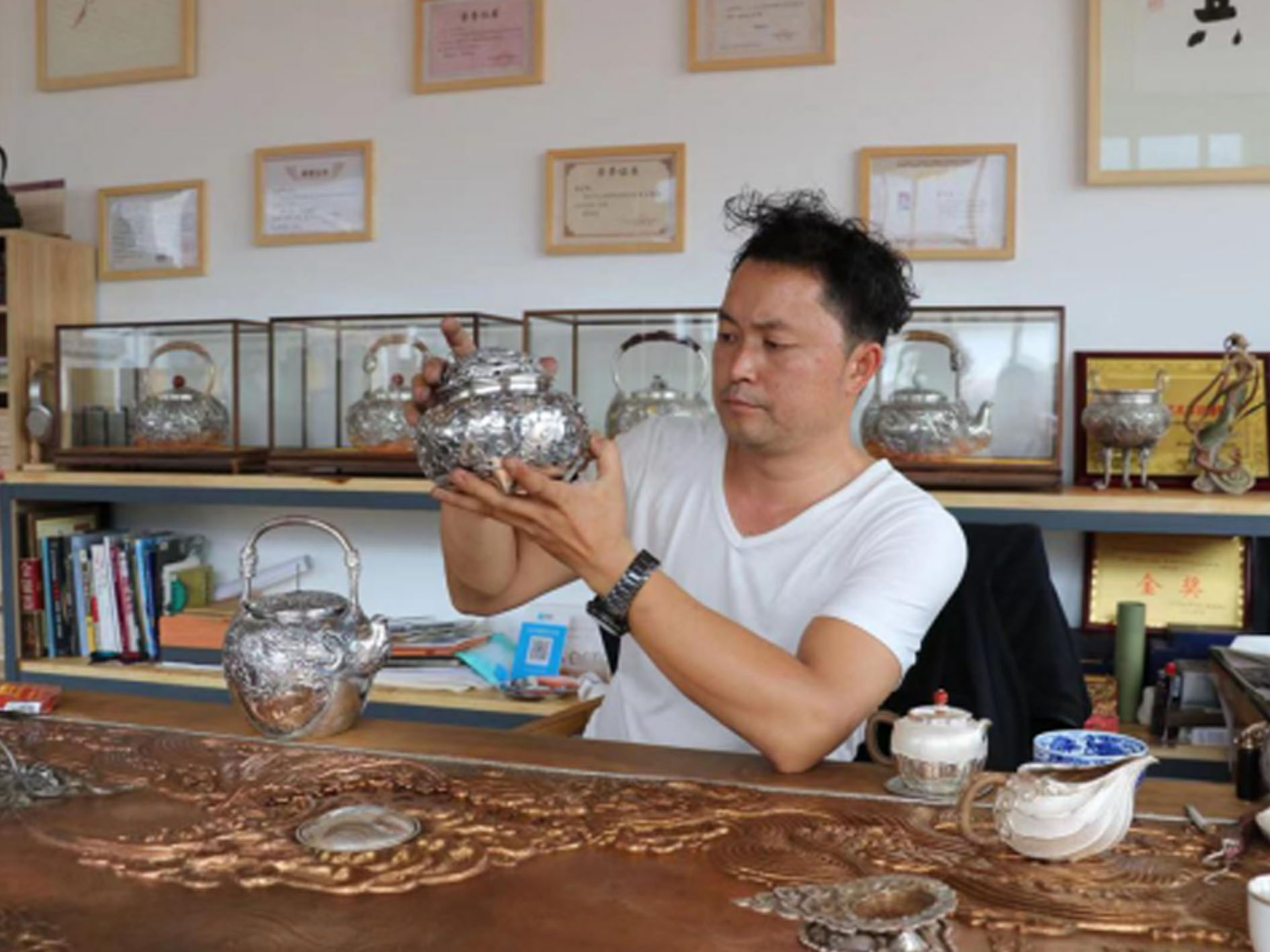 錾刻岁月，传承匠心——张家松守望银匠手艺