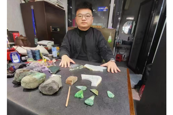 栾斌