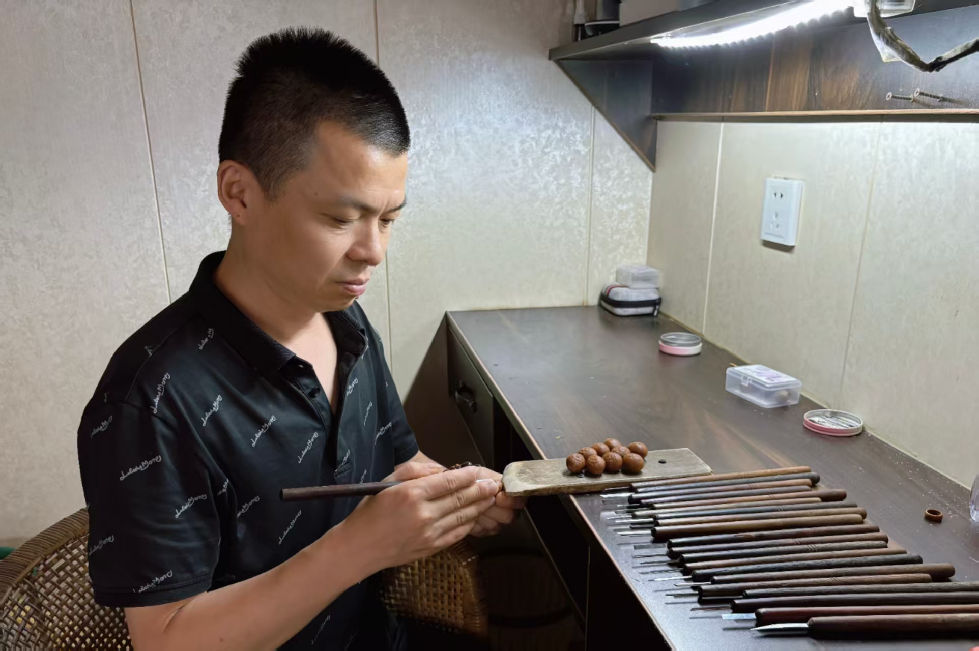 杨萌华(核雕)